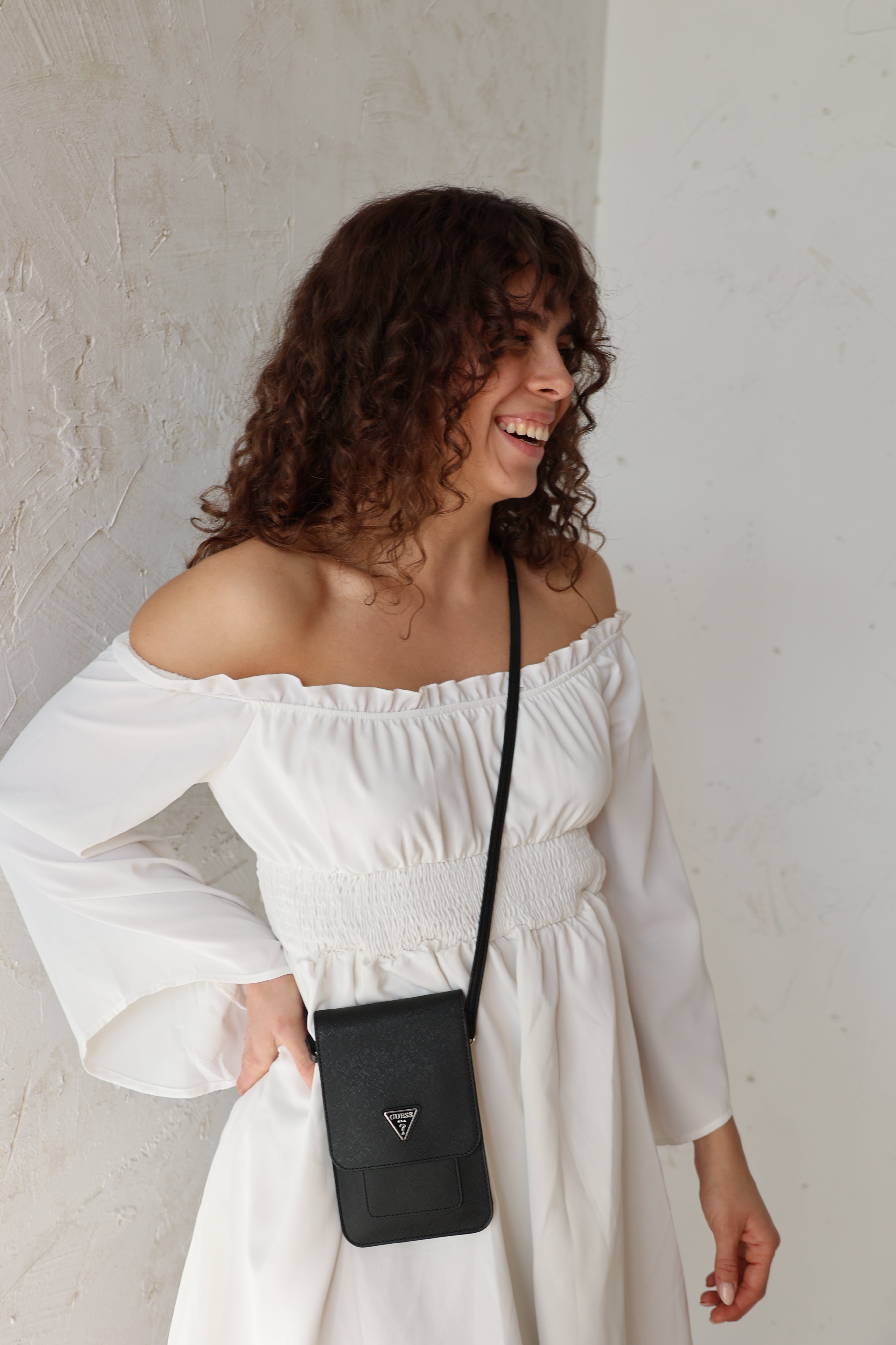 Guess Saffiano Triangle Umhängetasche Handytasche