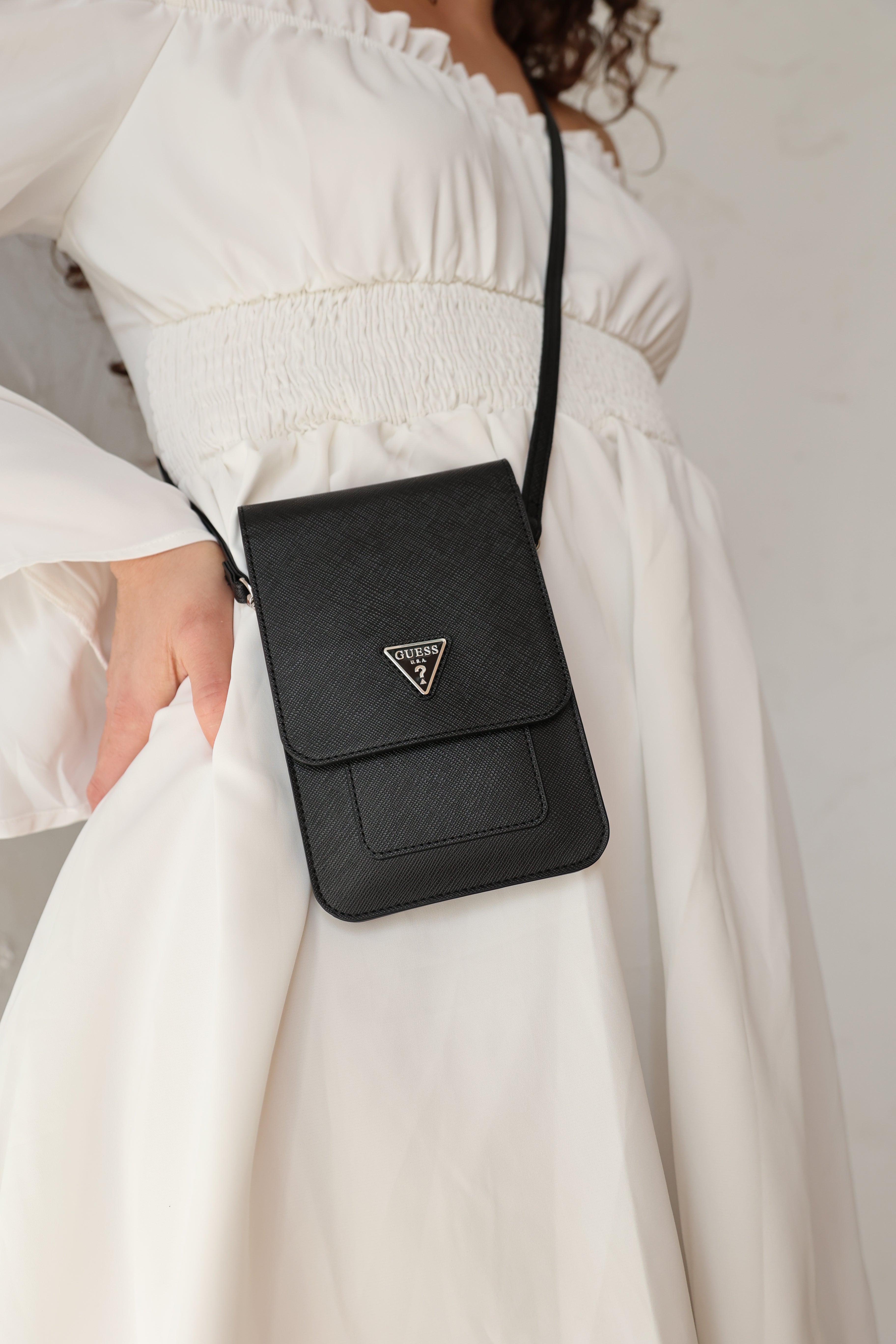 Guess Saffiano Triangle Umhängetasche Handytasche